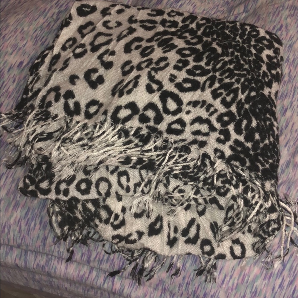 Black and white cheetah pashmina scarf